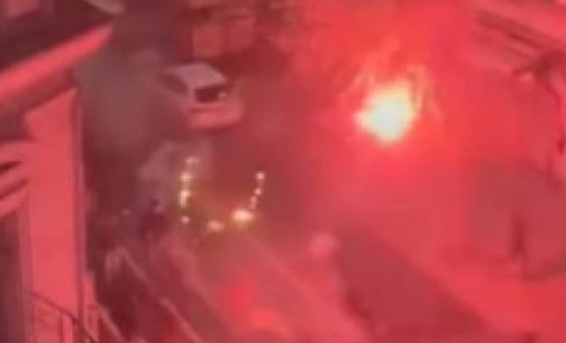 MUP o sukobu navijača! Huligani upaljenim bakljama, flašama i kamenicama gađali policajce