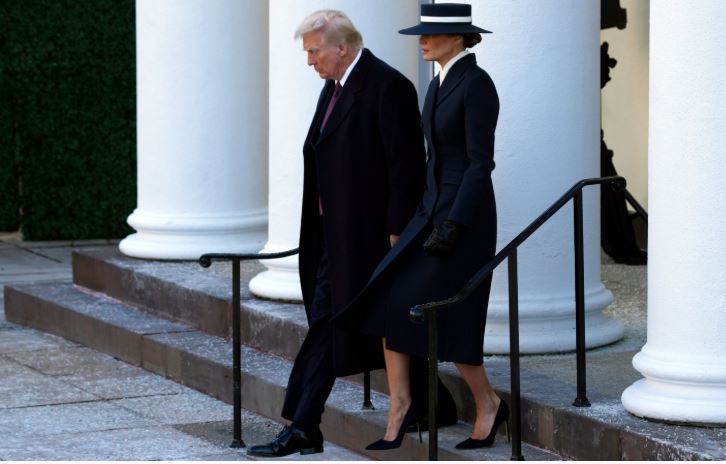 Lice sakrila šeširom: Melanija Tramp u elegantnoj kreaciji na inauguraciji svog supruga