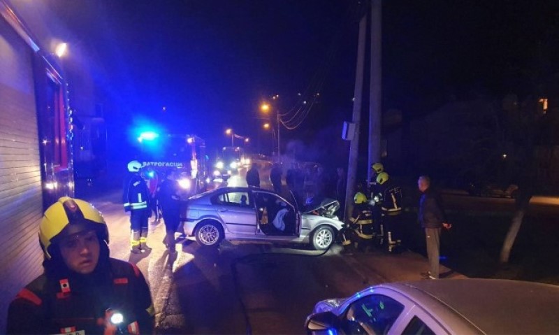 Nesreća alarmirala vatrogasce! Autom udario u betonsku banderu u Banjaluci FOTO