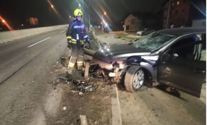 Automobil završio pored puta: Banjaluki vatrogasci alarmirani zbog udesa