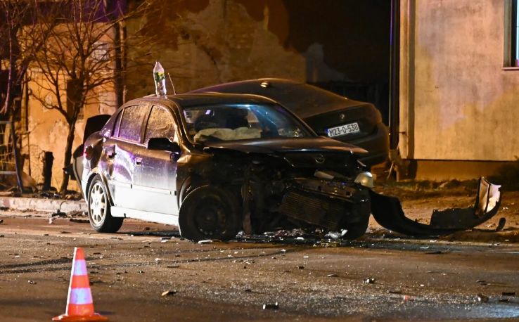 Težak sudar dva automobila, povrijeđena jedna osoba