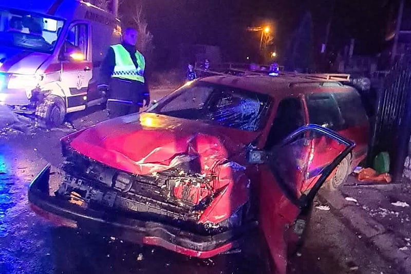 Sudar automobila sa sanitetskim vozilom, povrijeđene tri osobe