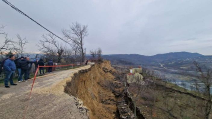 Protest mještana ugljevičkih sela: Klizište odnijelo put, rješenje se ne nazire