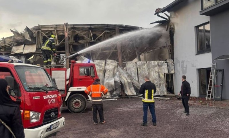 Vatra planula u gluvo doba noći: Vatrogaci i dalje gase požar koji je “gutao” firmu u BiH
