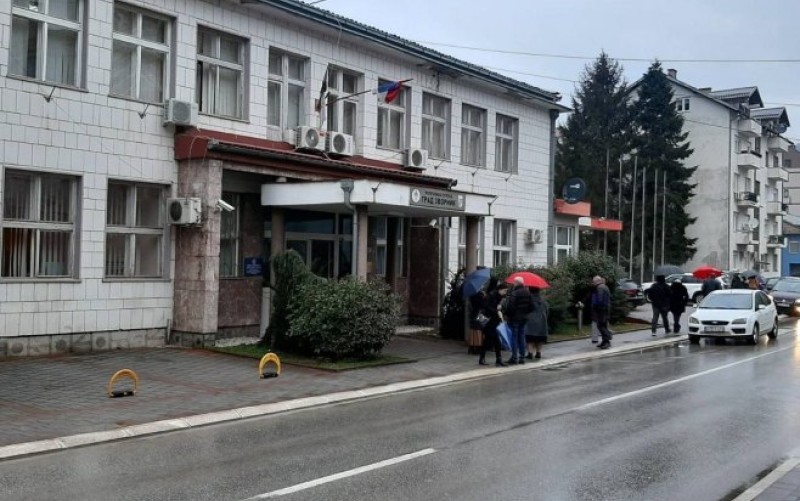 U toku kontradiverzioni pregled: Dojava o eksplozivnoj napravi i u Gradskoj upravi Zvornik