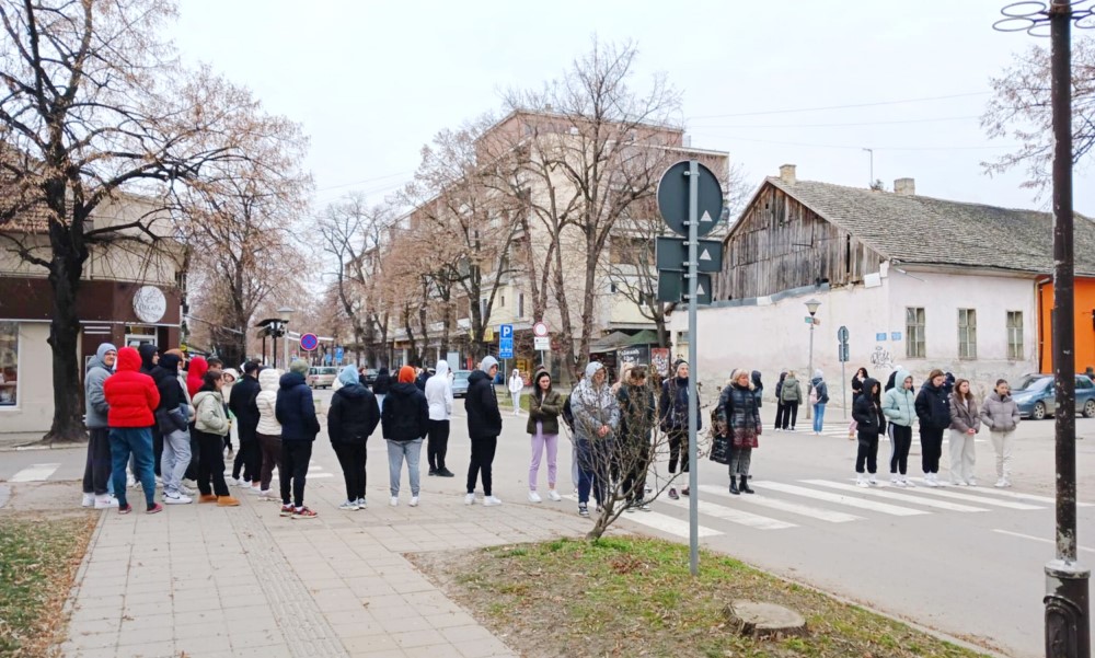 Novi incident na protestima: Automobilom krenuo na đake VIDEO