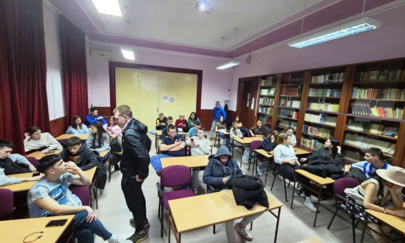 Učenici Gimnazije Bečej prenoćili u školi: U blokadi dok se ne ispune tri zahtjeva