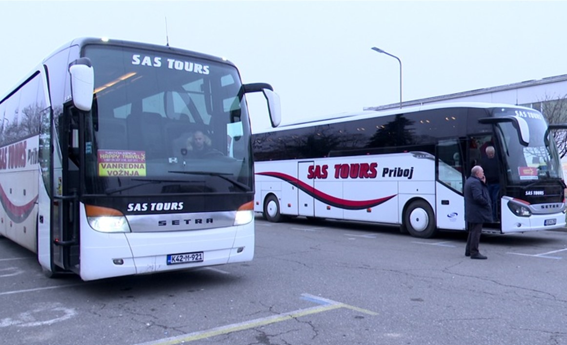 Daju krv svojoj sugrađanki: Bijeljinci u tri autobusa otišli u Beograd
