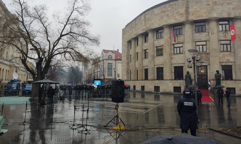 Kiša ih nije spriječila: Banjalučani ispred Palate dočekuju Vučića FOTO/VIDEO