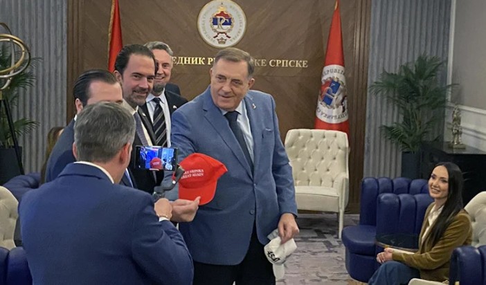 “Make Srpska Great Again”: Dodik gostima iz Amerike poklonio kačkete FOTO/VIDEO