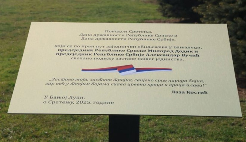Posvećena srpskoj zastavi: Ispred Palate Republike ploča sa stihovima Kostićeve himne
