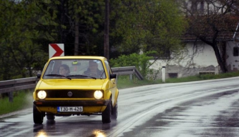 Mokri kolovozi i magla: Vozačima se savjetuje maksimalan oprez