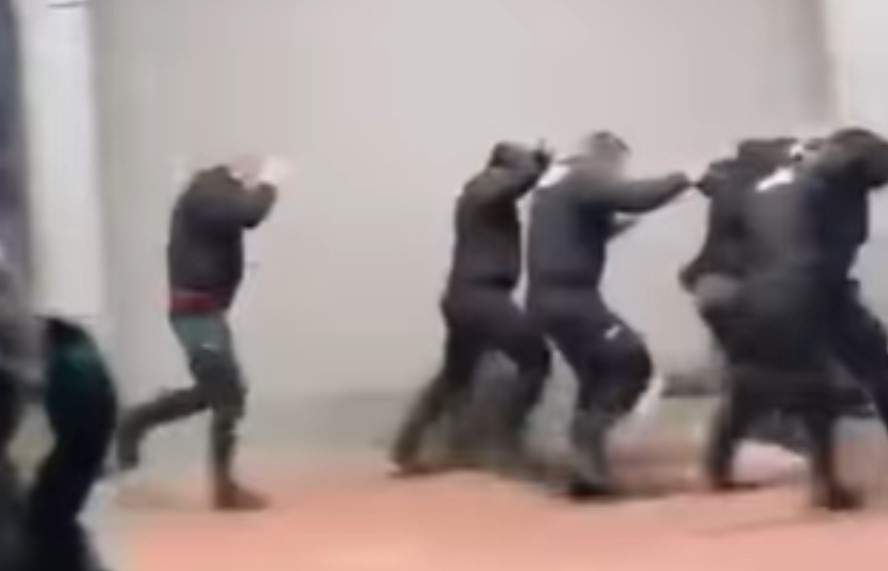 Postavljen policijski kordon: Kraljevčani gađali jajima gradonačelnika VIDEO