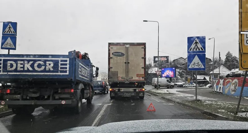 Gužva u ovom dijelu Banjaluke: Kamion “stao” pred kružnim tokom FOTO