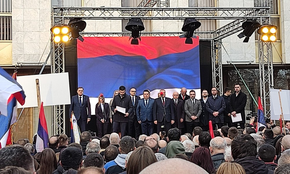 Hiljade građana pred parlamentom: Miting podrške insitucijama i predsjedniku Srpske u Banjaluci FOTO