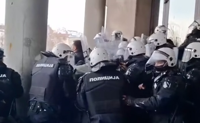 Haos u Novom Sadu: Nastavio se sukob građana i policije VIDEO
