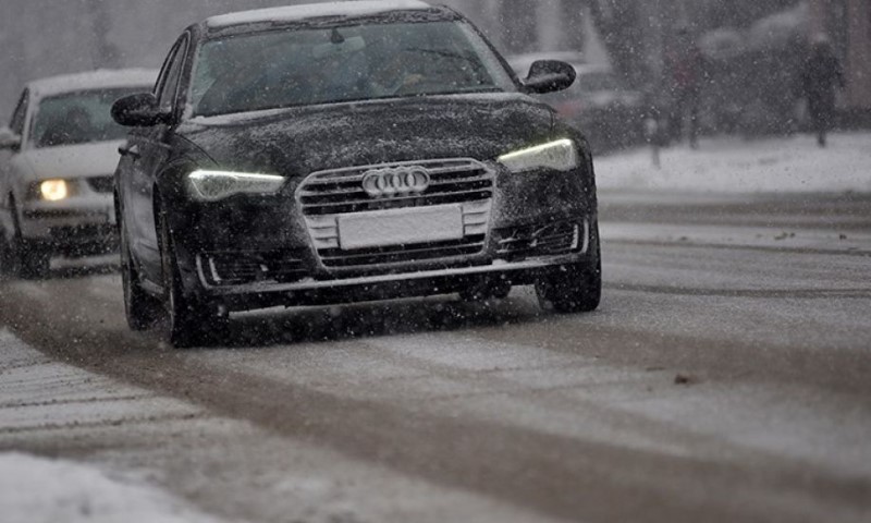 Oglasili se iz AMS-a: Oprez zbog klizavih kolovoza, poledice i ugaženog snijega