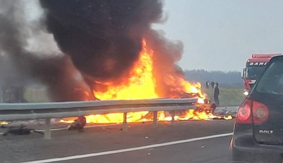 Strašna nesreća: Poginula jedna osoba, vatra “progutala” automobil