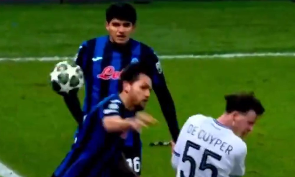 Najbizarniji crveni karton: Gađao rivala loptom, pa se okliznuo i pao VIDEO