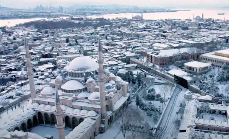 Hladni ciklon pogodio Tursku: Snježna oluja paralisala Istanbul