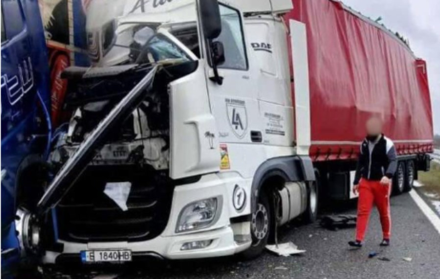 Kabina smrskana: Težak sudar dva kamiona na graničnom prelazu FOTO