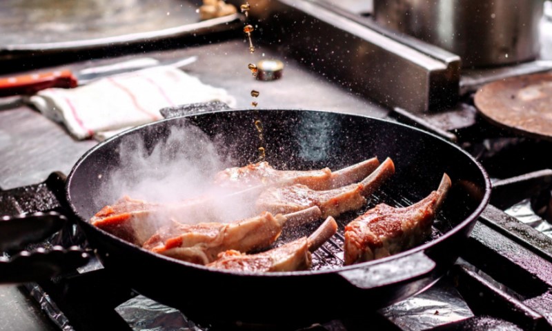 Jednu stvar uradite prije prženja: Uz ovaj trik neće biti prskanja iz tiganja