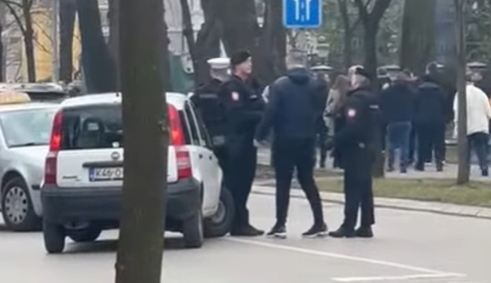 Banjalučani okružili vozilo: Udario djevojku na pješačkom, pa pokušao pobjeći VIDEO