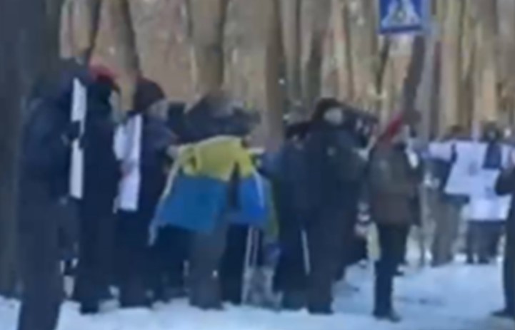 Zasmetale Trampove izjave: Protest ispred američke ambasade u Kijevu VIDEO