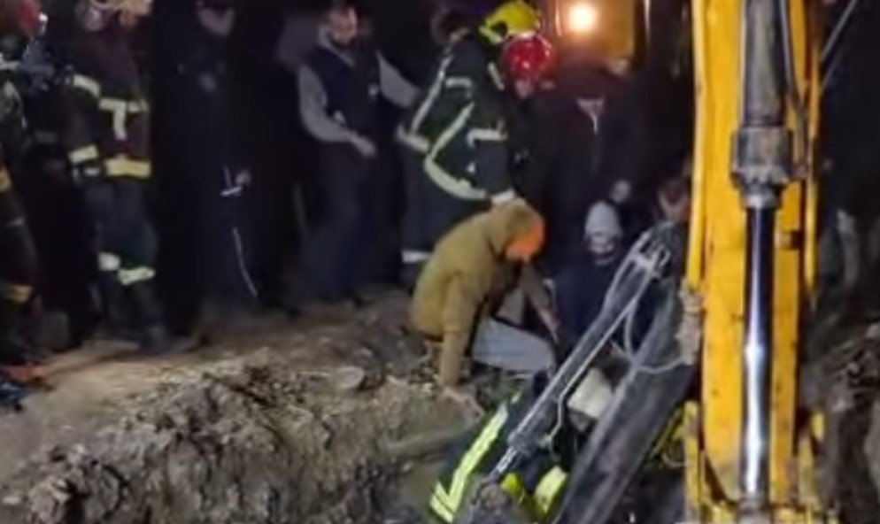 Vatrogasci rukama kopali da spasu radnike! Dačić potvrdio: Svi izvučeni VIDEO