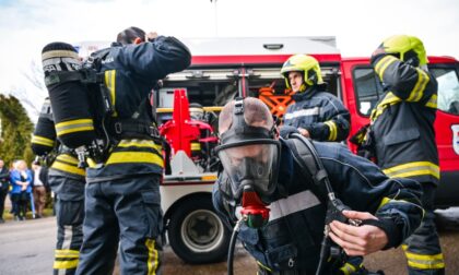 Gorjelo u Celeksu: Požar u tvornici papira u Banjaluci gasilo 9 vatrogasaca