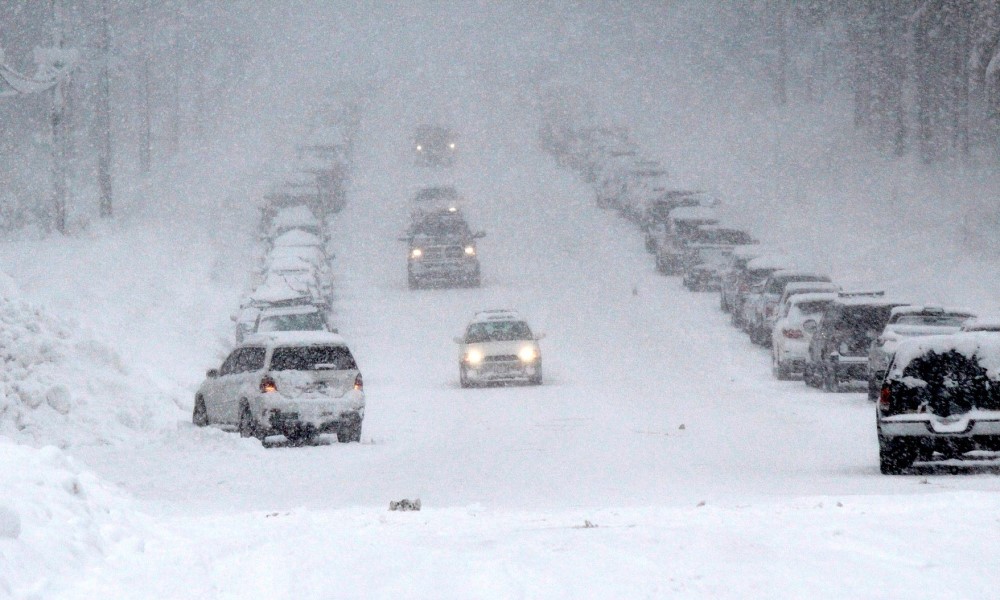 Desetine hiljada bez struje: Snijeg i ledeni putevi na istoku Amerike