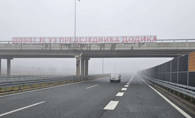 Doboj uz Dodika! Na auto-putu transparenti podrške predsjedniku Srpske FOTO
