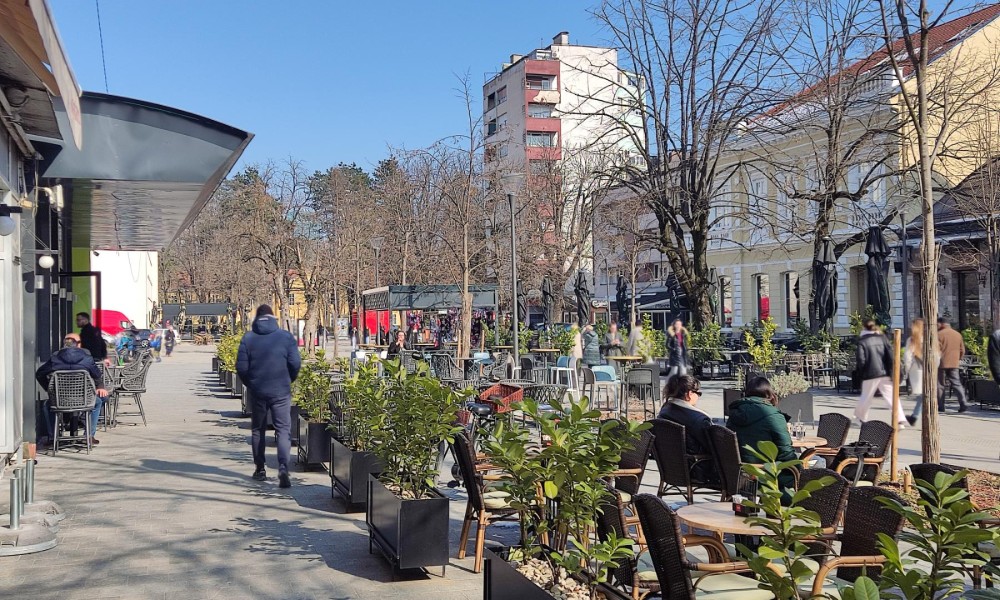 Živjelo “zubato” sunce i kakav-takav plus! Penzioneri za šahom, Banjalučani u šetnji FOTO