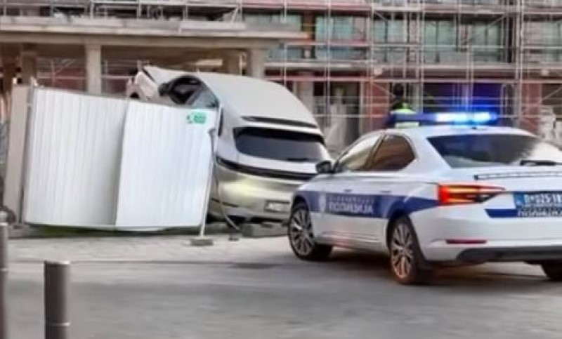 Nesvakidašnji incident! Automobil se zaletio, probio zaštitnu ogradu i zaglavio se VIDEO