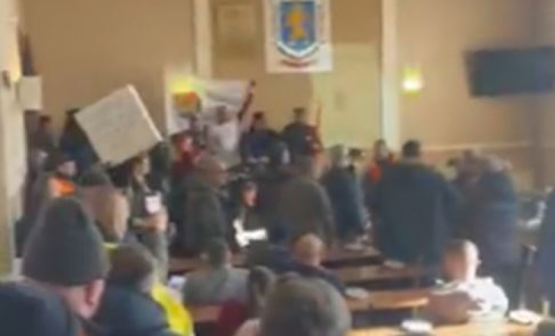 Opšti haos! Građani upali u zgradu Opštine Bogatić i izbacili šefa naprednjaka