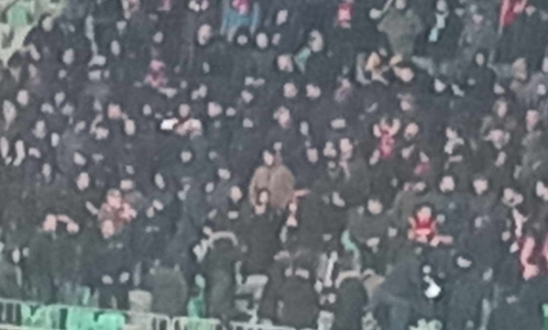 Gromoglasna podrška u Ljubljani: Sve je više navijača Borca na tribinama VIDEO