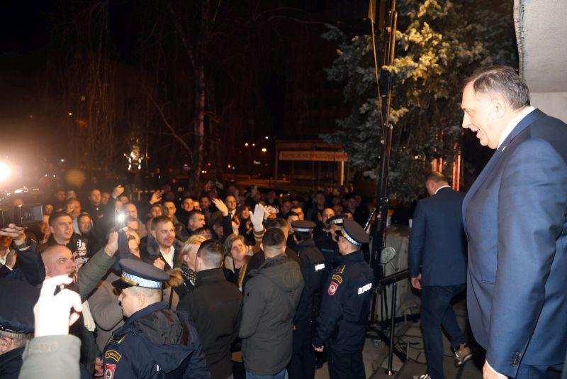 Građani aplauzom i ovacijama dočekali Dodika nakon sjednice Narodne skupštine VIDEO