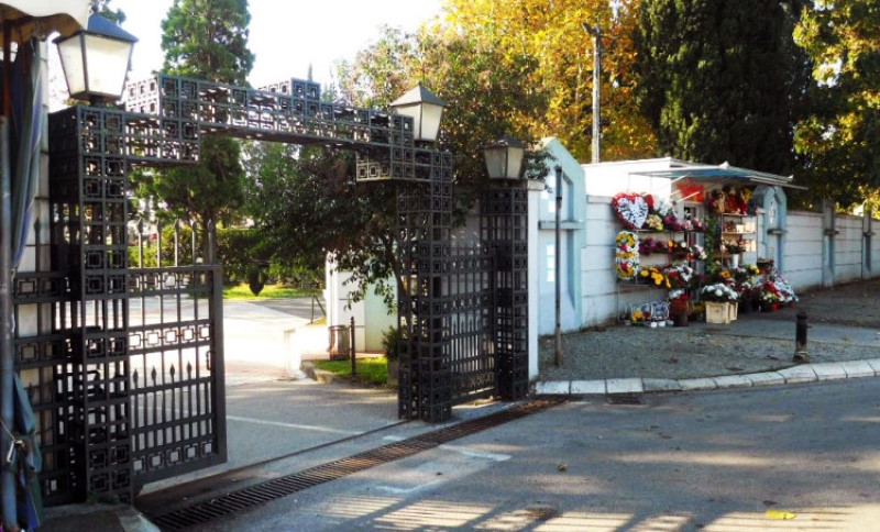 Ljudi uznemireni! Policija traga za ženom koja baca komade mesa po grobovima