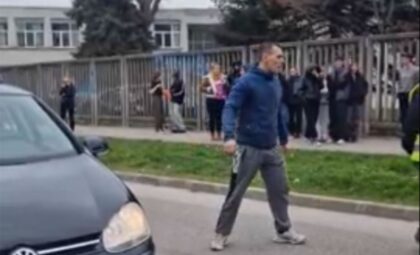 Incident u Novom Sadu: Pokušao da se obračuna, pa se zaletio na učenike VIDEO