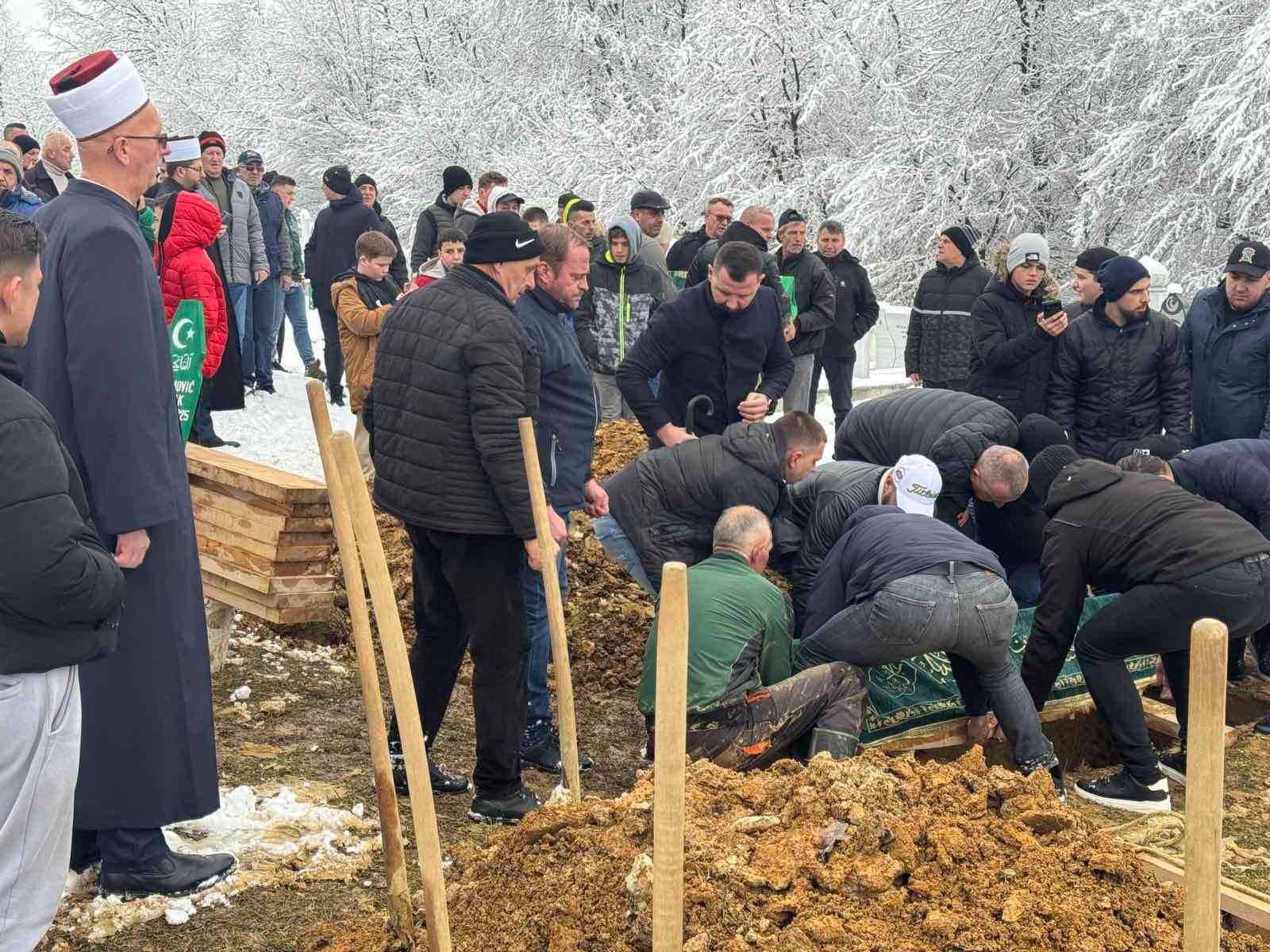 Suze i bol na sahrani Inele Selimović i njenog sina (13): Više od 1.000 ljudi se oprostilo od žrtava