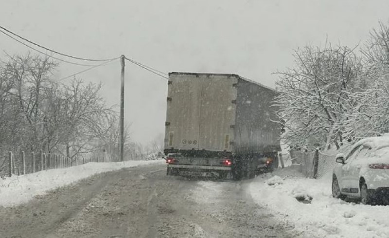 Snijeg već izaziva glavobolju vozačima: Kamion “zapeo” na Manjači