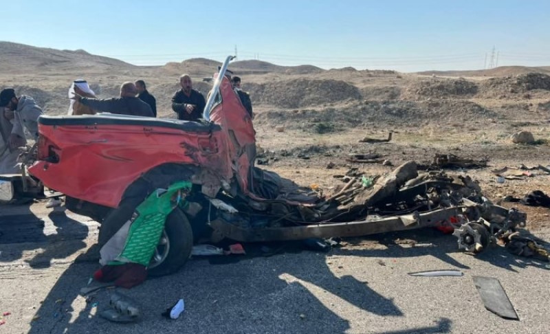 Najmanje tri osobe su poginule! Kamion udario u tri vozila pa pao sa nadvožnjaka