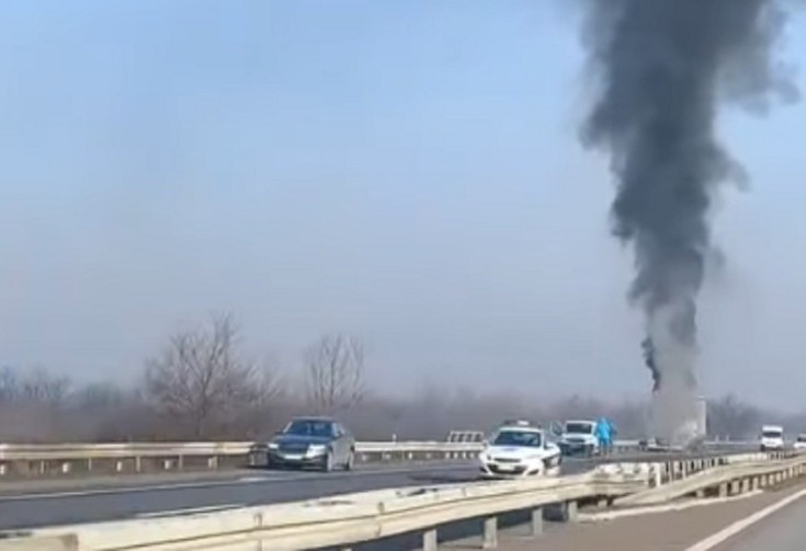 Zapalio se kamion nasred auto-puta: Iz kabine bukti vatra VIDEO