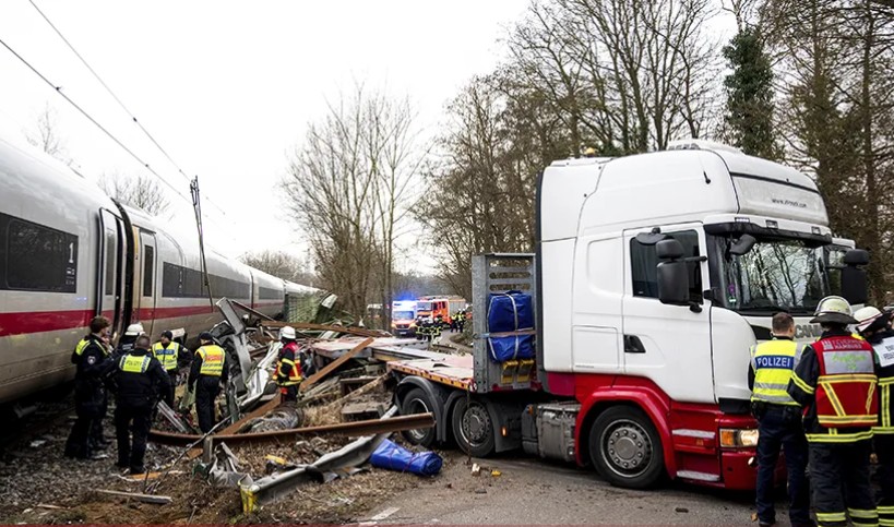Sudar voza i kamiona: Jedna osoba poginula, 25 povrijeđenih