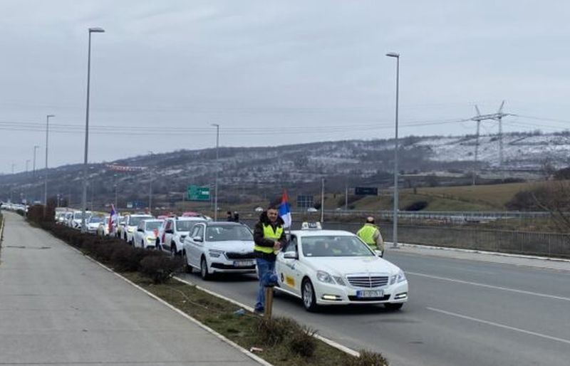 Kolona taksista krenula za Kragujevac po studente VIDEO