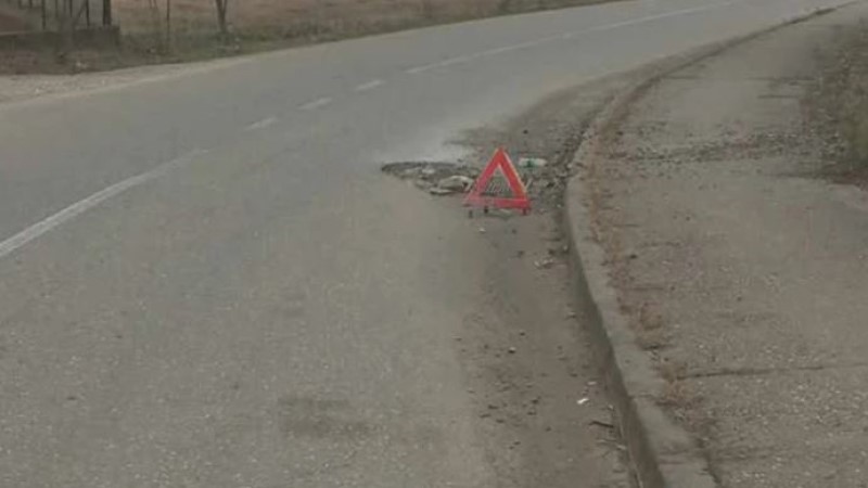 Ljudi prepušteni sebi: U bijeljinskom naselju vozači sami označili krater na putu