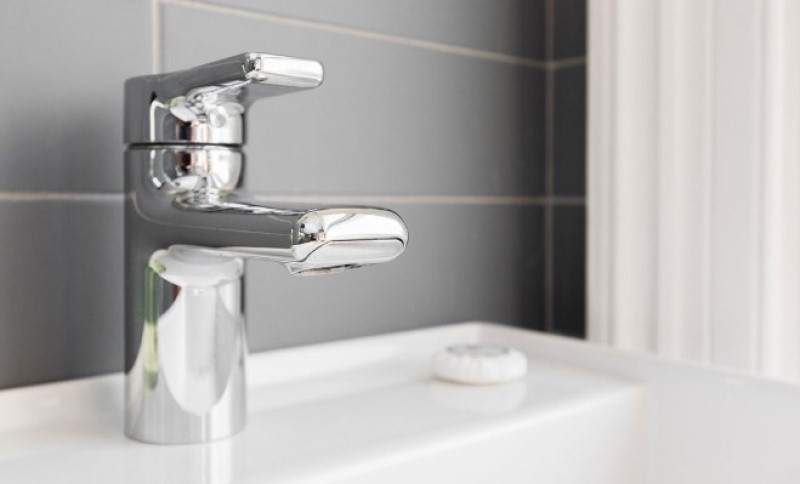 Skida kamenac bolje od hemije: Dodala tri sastojka u vrelu vodu i kupatilo je zasijalo kao nikad