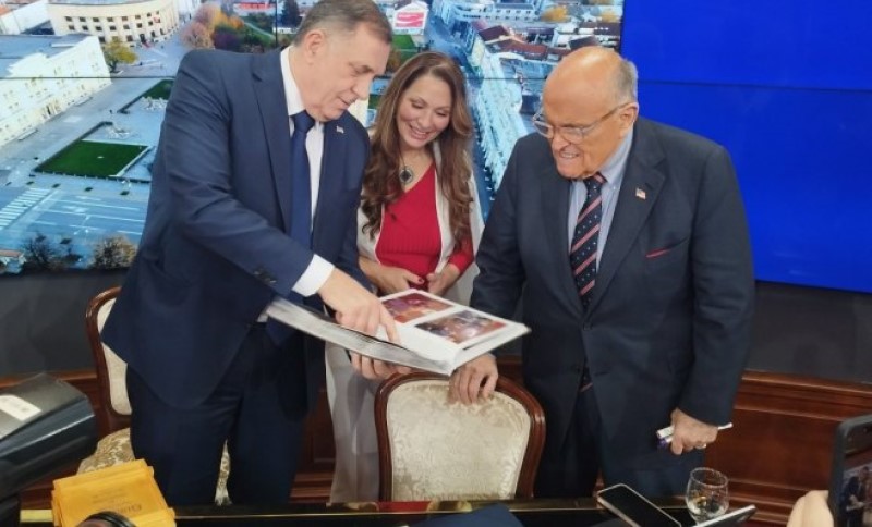 Nakon podkasta! Predsjednik Srpske i bivši gradonačelnik Njujorka listali album i razgovarali FOTO