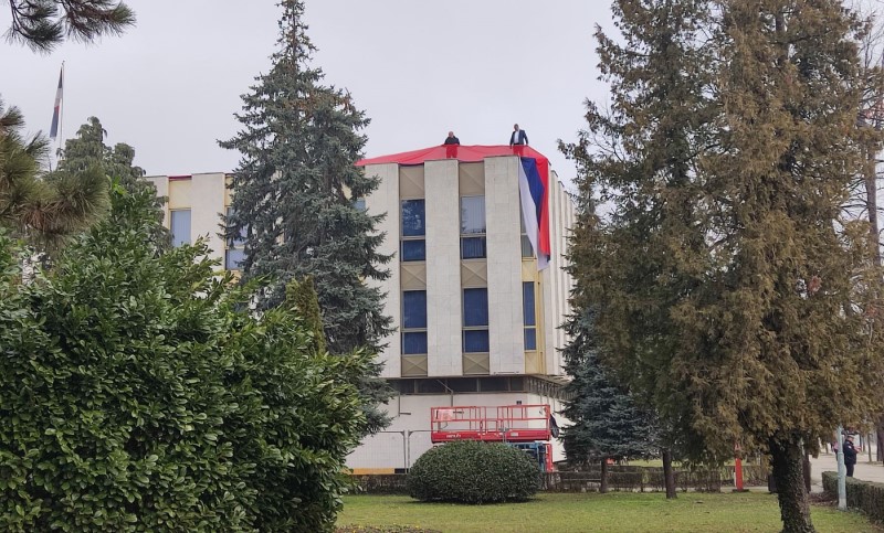 Postavljanje bine i velika trobojka: U toku pripreme za miting ispred NSRS FOTO/VIDEO