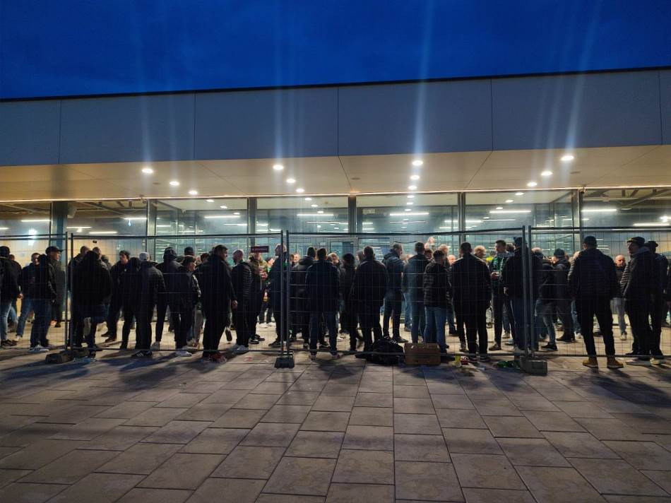 Navijači Olimpije stigli u Banjaluku: Pivo, pjesma i baklje pod budnim okom policije VIDEO